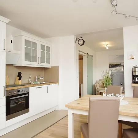 Jolie: Seaside With Balcony And Access Sellin (Rugen)
